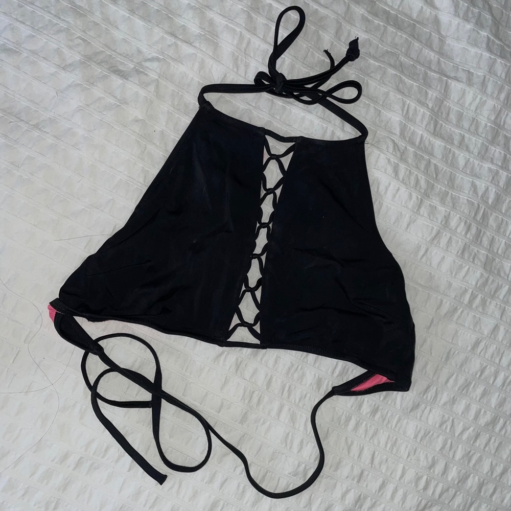 black criss cross halter bikini top🤩✨